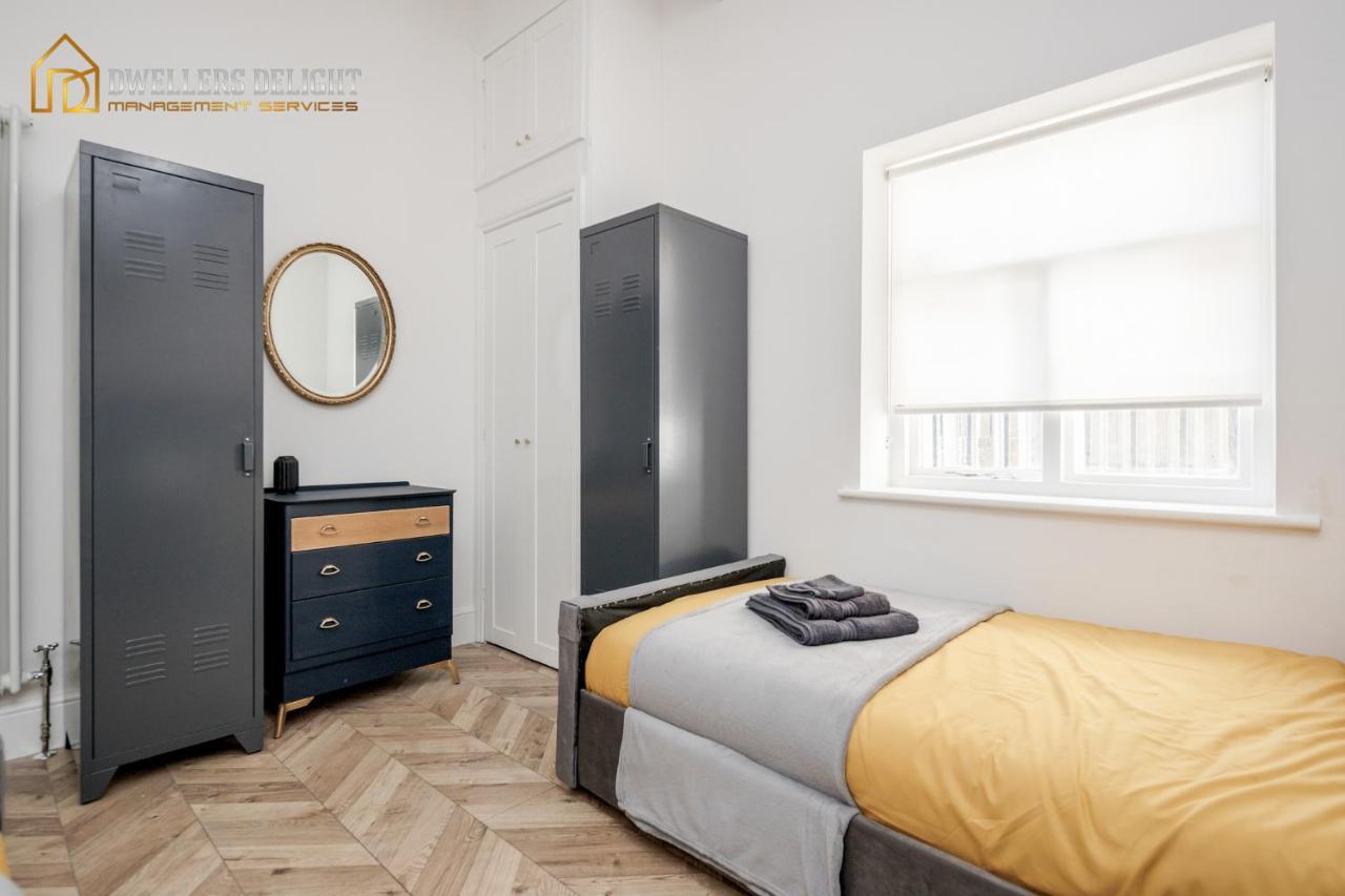 Entire 2 Bed Flat Plaistow,canning Town Prime Location In * Londra