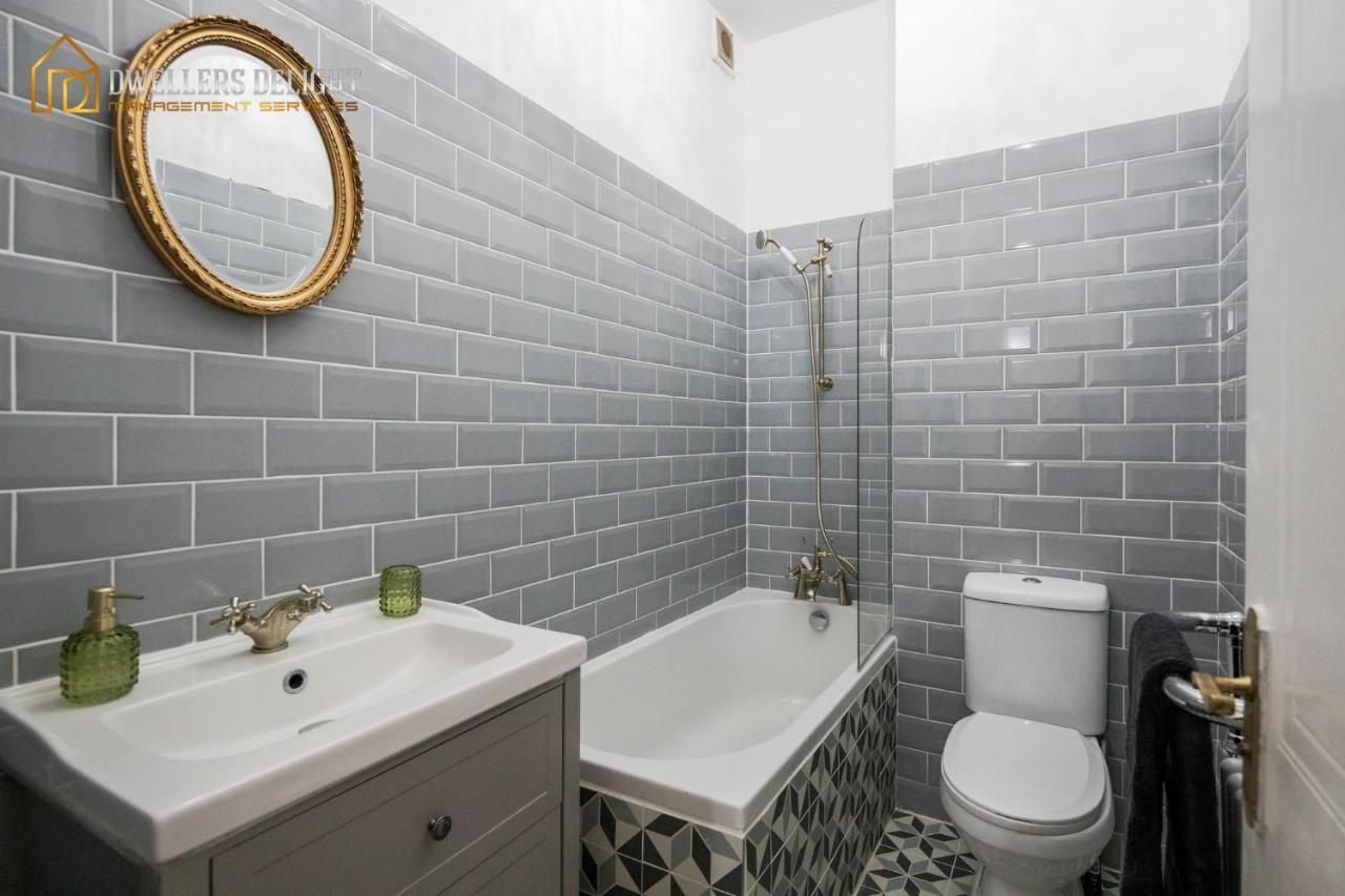 Entire 2 Bed Flat Plaistow,canning Town Prime Location In Appartamento