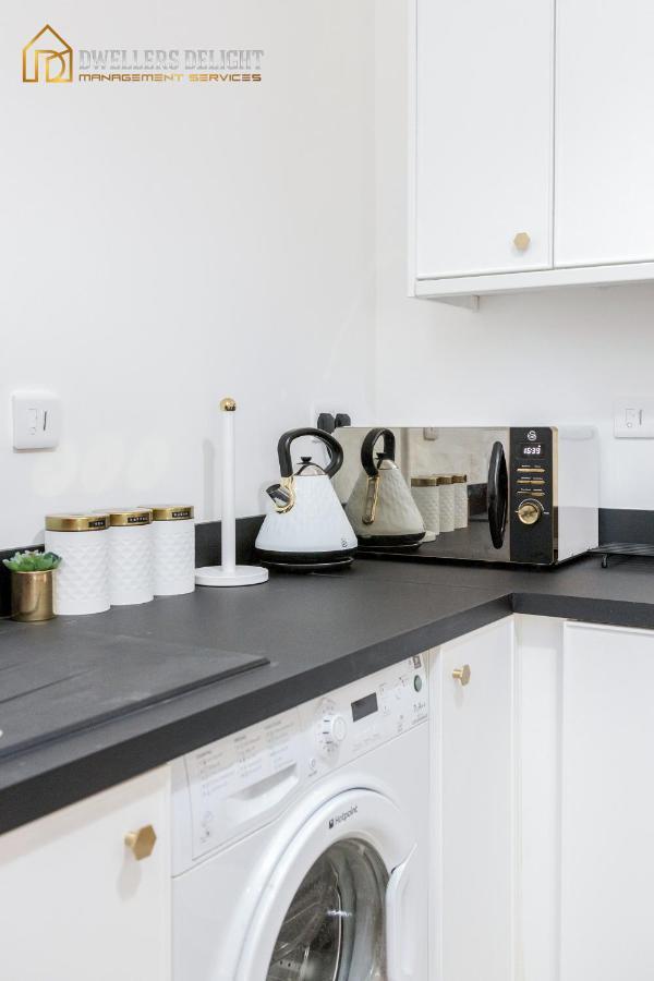 Entire 2 Bed Flat Plaistow,canning Town Prime Location In * Londra